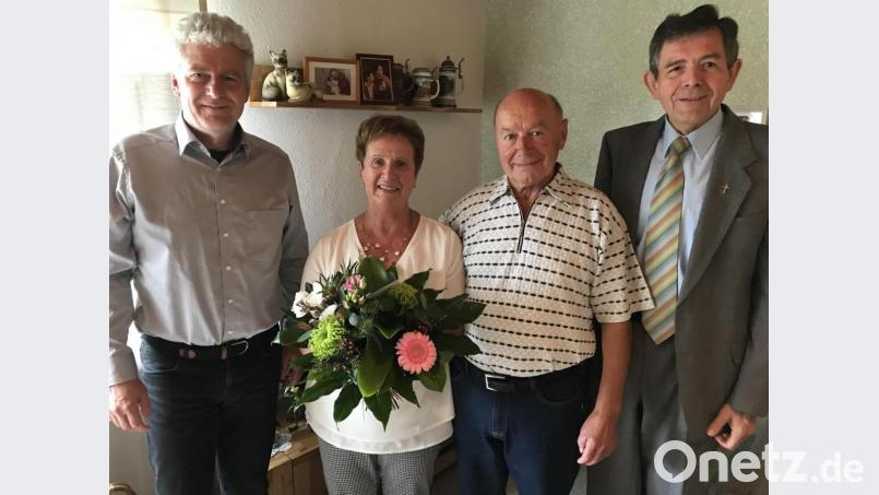 Wilma und Baldi Witzl feiern Goldene Hochzeit; Pfarrer Max Früchtl (rechts) und Bürgermeister Robert Lindner (links) gratulieren. Bild: Eichl