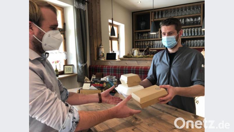 Im Restaurant Miesberg in Schwarzenfeld setzt Wirt Markus Neudert (rechts) auf umweltfreundliche Verpackungen. In Pappboxen können all seine Speisen abgeholt werden. Bild: pmis