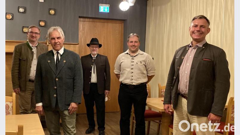 MdL Alexander Flierl (im Bild von links) würdigte Franz Sedlmeiers Verdienste als langjähriger Vorsitzender. Er fungiert nun als zweiter Vorsitzender. Max Kefes ist Schriftführer und Manfred Binder Schießwart. Neuer Vorsitzender der Kreisgruppe wurde Jürgen Donhauser. Bild: Jürgen Donhauser/exb