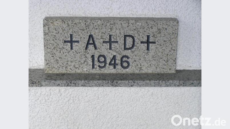 Im Eingang zur Pfarrkirche Patrona Bavariae durch den Kirchturm befindet sich der am 1. September 1946 gelegte Grundstein des Gotteshauses. Bild: öt