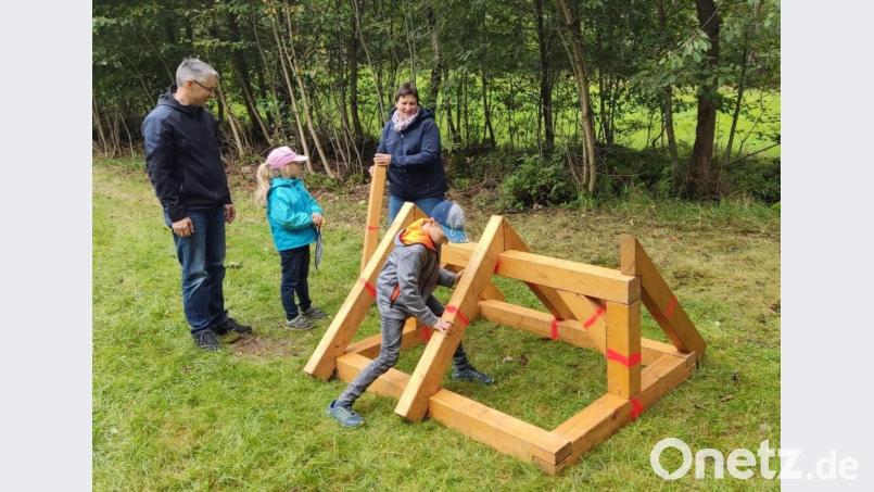 Ruckzuck hatte der Kleine den Dachstuhl zusammengesetzt. Dies eine Station bei der Schnitzeljagd. Bild: fz