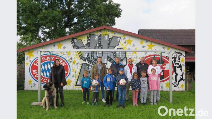 Zweiter Bürgermeister Hermann Schraml (hinten, Vierter von rechts) dankte Helmut Koller, Alois Wöhrl und Andreas Koller (hinten von rechts) für die Anlage eines schönen Bolzplatzes in Eisersdorf. Bild: jzk