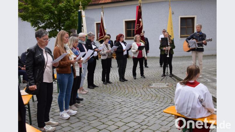 Es gibt auch etwas zum Schmunzeln: Mit allerhand Begebenheiten aus seiner 22 -jährigen Tätigkeit als Pfarrer in Rieden und Vilshofen verabschiedet ihn der Riedener Kirchenchor. Bild: bö