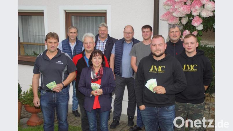 Hubert Flöttl, Marianne Hanamann und Sandro Petschler (vorne von links) konnten von den Organisatoren des Straßenfestes im Wacholderweg jeweils 300 Euro für ihren Verein in Empfang nehmen. Bild: mmj