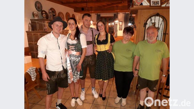 Tobias Busch, Nina Schranke, Stefan und Sabrina Kastner sowie Marion und Günter König landeten heuer beim Sie-Er-Schießen auf dem Podium. Bild: edo