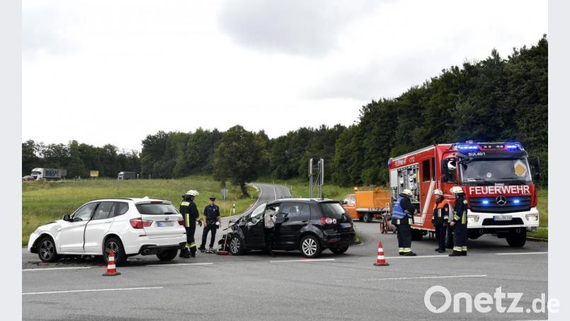 Zwei Beteiligte mussten am Dienstag nach einem Unfall auf dem Zubringer an der Abzweigung zur B 85 in Richtung Amberg ins St.-Anna-Krankenhaus gebracht werden. Bild: Petra Hartl
