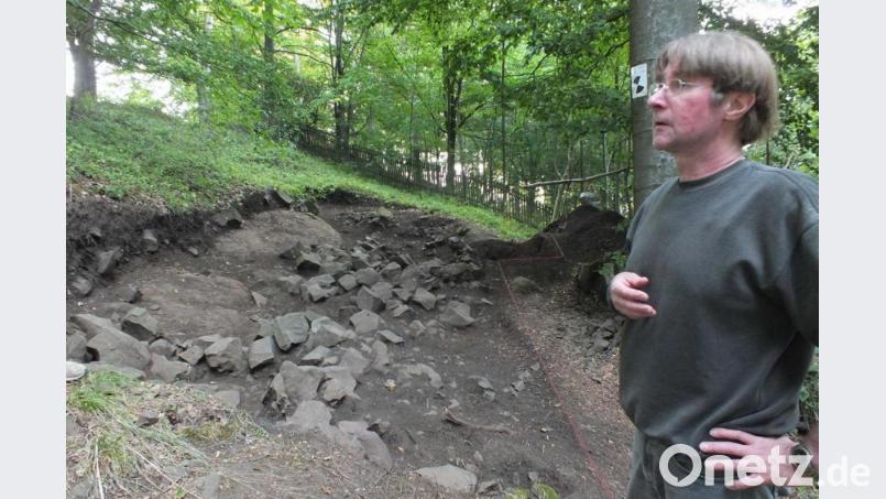 Dr. Hans Losert ist Experte für die Geschichte des Rauhen Kulms. Er betreut auch die Rekonstruktion des beschädigten Ringwalls. Archivbild: Harald Mohr