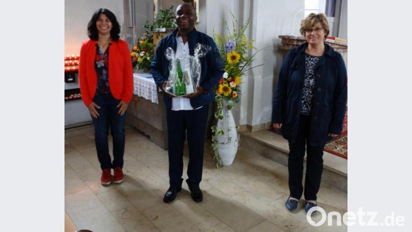 Trotz des Abschieds ein Lachen auf den Gesichtern von Kirchenpflegerin Marina Fenzl (von links), Pfarrer Paul Ezenwa und Pfarrgemeinderatssprecherin Irene Ritter. Bild: twg