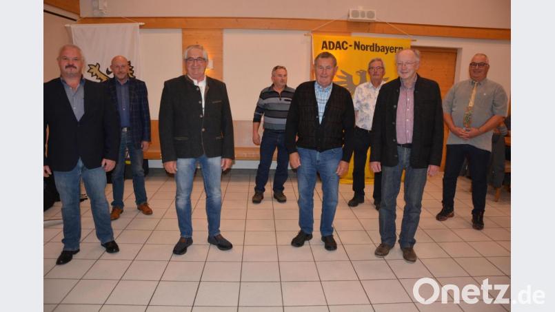 Zahlreiche Mitglieder wurden für jahrzehntelange Mitgliedschaft im MSC Stiftland und im ADAC ausgezeichnet. Im Bild (von links) Vorsitzender Uwe Beer, Sportstadtverbandsvorsitzender Peter Haibach, Josef Schuller, Winfried Greiner, Erich Schuller, Albert Fröhlich, Michael Hösl und Robert Schulz. Bild: jr