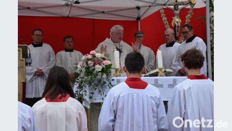 Mit einem Gottesdienst auf dem Riedener Marktplatz verabschiedet sich Pfarrer Gottfried Schubach nach 22 Jahren aus den Pfarreien Rieden und Vilshofen. Bild: bö