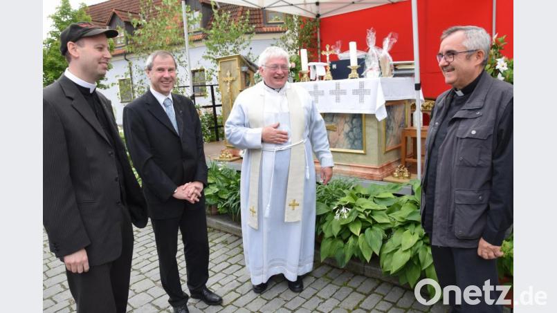 Auch die Geistlichen aus den Nachbarpfarreien sind zum Abschied von Pfarrer Gottfried Schubach nach Rieden gekommen (von links): Pfarrer Hans-Jürgen Zeitler (Hohenburg), Pfarrer Werner Sulzer (Schmidmühlen) und Nachfolger Pater Slawomir Niemczewski. Bild: bö