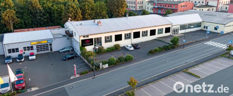 Zur bestehenden Luisenburg-Garage (links) gehören nun die Sebald-Volleyball-Halle (Mitte) mit den beiden direkt angrenzenden Wohnungen sowie die flacheren Gebäude rechts mit den Freiflächen. Bild: fph