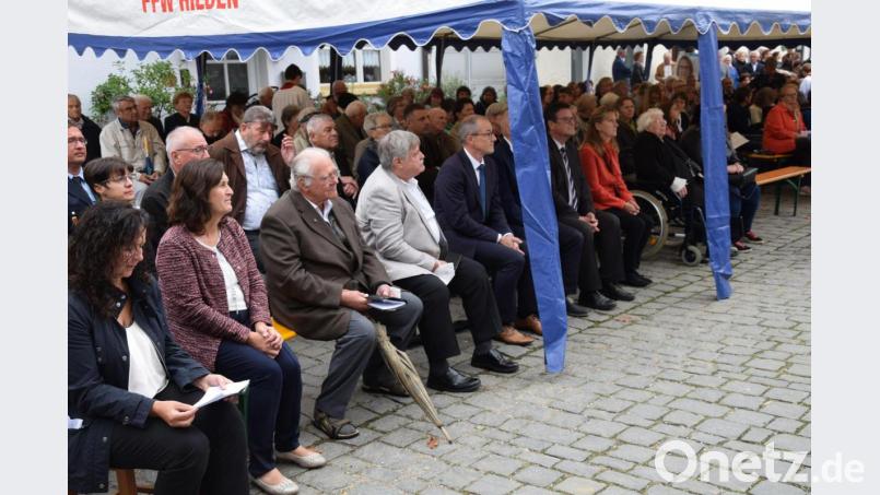 Der große Marktplatz in Rieden ist schon fast zu klein, um all die Gläubigen zu fassen, die zur Verabschiedung gekommen sind. Bild: bö