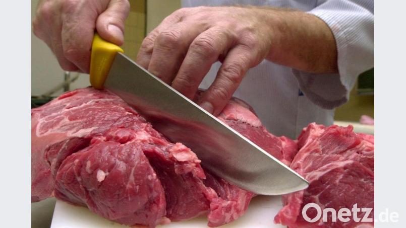 Gerade auch in lebensmittelverarbeitenden Betrieben wird händeringend nach Personal gesucht. Angesichts von Fachkräfte-Engpässen haben laut Agentur für Arbeit manche Betriebe in der Region schon ihre Öffnungszeiten anpassen müssen. Symbolbild: Matthias Schrader/dpa