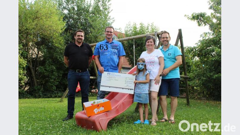 Elmar und Daniel Maierhofer (von links) überreichen einen symbolischen Scheck von 3000 Euro an Familie Ederer aus Burglengenfeld. „Diese Familie hat weit mehr geleistet, als es eine Pflegefamilie ohnehin schon muss. Sie dabei zu unterstützen ist uns wichtig,“ so die Vorsitzenden des Vereins 9.9 Schwarzachtal. Bild: mvs