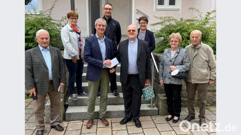 Pater Dariusz Sztuk (Vierter von rechts) kommt nächstes Jahr wieder. Als Zeichen der Verbundenheit, auch zum Heimatkloster Lád in Polen, erhielt Pater Dariusz für seine segensreiche Arbeit in seiner dreiwöchigen Urlaubsvertretung Spenden von der Frauenbund Vorsitzenden Sonja Sczech (Zweite von links), vom Vorsitzenden der KAB Franz Völkl (rechts) und vom Kirchenpfleger Josef Völkl (Dritter von links). Bild: cro