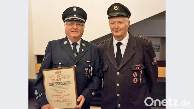 Feuerwehr-Ehrenkommandant Franz Smola ist stolz darüber, die seltene Auszeichnung der Südtiroler Feuerwehr bekommen zu haben. Mit ihm freute sich auch Smolas Algunder &quot;Gegenstück&quot; und Wegbegleiter über sehr viele Jahre, der Ehrenkommandant der Algunder Feuerwehr Otto Waibl. Bild: wlr