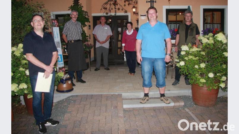 Zentraler Punkt der Jahreshauptversammlung der Kleintierzüchter waren die Neuwahlen. Im Bild (von links) die Vereinsspitze mit Roland Ast, Willi Greger, Berthold Müller, Anna Koller und Matthias Zwerenz. Den Gewählten gratulierte Bürgermeister Wolfgang Braun (rechts). Bild: wro