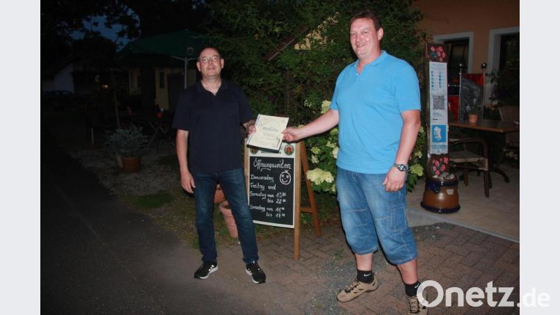 Als Anerkennung für seine Verdienste erhielt Züchter Roland Ast (links) die Ehrennadel in Silber und die dazu gehörige Urkunde. Die Auszeichnung des BDRG überreichte Vorsitzender Matthias Zwerenz (rechts). Bild: wro