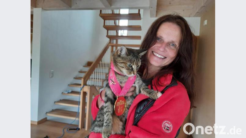 Silke Fersch und ihre Goldmedaille. Als sie nach Hause kam, sprang ihr Katze Lilli freudig entgegen. &quot;Da habe ich ihr spontan die Medaille umgehängt.&quot; Bild: Privat/exb