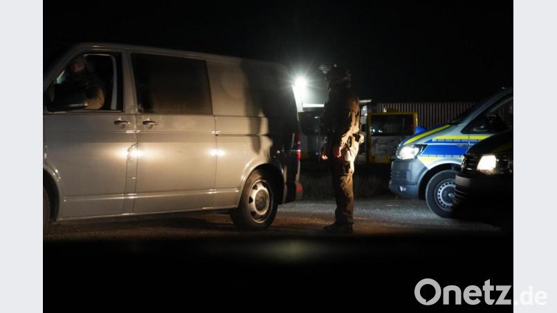 Einsatzkräfte des SEK haben in Regensburg mehrere Wohnungen durchsucht. Bild: Polizei Oberpfalz