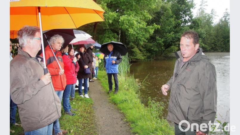 Während der Wanderpausen erklärten Hans Klupp (links) und Klaus Bächer (rechts) die Arbeit der Teichwirte, denen es zu verdanken sei, dass diese Kulturlandschaft erhalten geblieben sei. Bild: wro