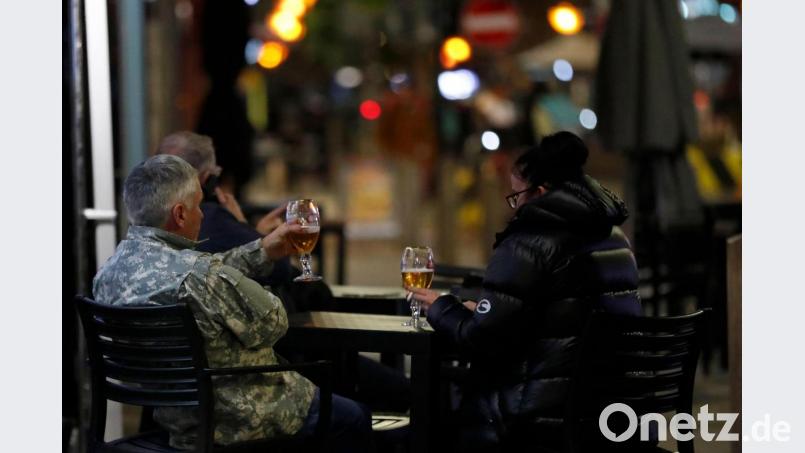 Gäste vor einem Pub in Liverpool. Foto: Frank Augstein/AP/dpa Bild: Frank Augstein