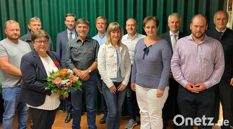Die wiedergewählte CSU-Ortsvorsitzende Christina Rosner (Dritte von links) freut sich mit ihren beiden Stellvertretern Hans-Peter Ottlinger (Fünfter von links) und Bianca Kraus (Vierte von links) auf eine erfolgreiche Zusammenarbeit mit dem neuen Vorstandsteam Bild: exb