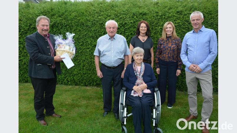 Im Kreise seiner Familie feierte am Johann Zeus (Zweiter von links) am Dienstag seinen 85. Geburtstag. Es gratulierte neben Ehefrau Hildegard, den Töchtern Martina und Sabine und Sohn Gerhard (von links) auch Zweiter Bürgermeister Johann Brandl. Bild: jr