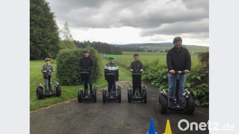CSU-Ortsvorsitzender Mario Rabenbauer (rechts) mit den teilnehmenden Kindern auf dem Segway. Bild: Helmut Prucker/exb