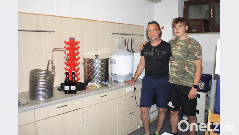 Vater und Sohn teilen ein gemeinsames Hobby: Im Keller des Vorbacher Gemeindezentrums brauen Mike und Moritz Dietz Bier. Einmal im Monat wird es ausgeschenkt. Bild: edo