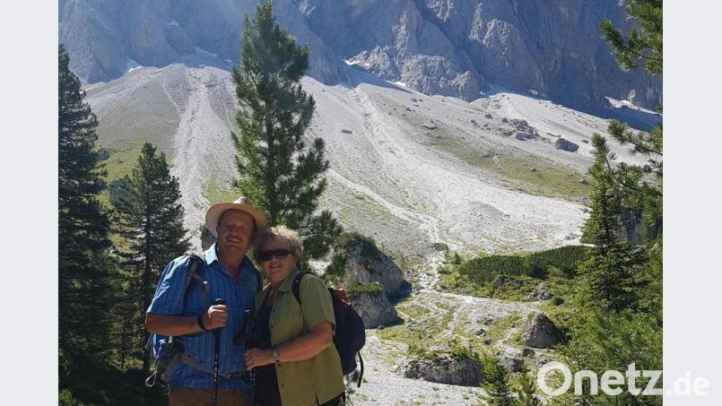 Franz und Andrea Zinnecker fahren seit 40 Jahren in den Urlaub nach Südtirol. Dieses Foto entstand 2019 vor der Kulisse der Geislerspitzen. Archivbild: Familie Zinnecker/exb