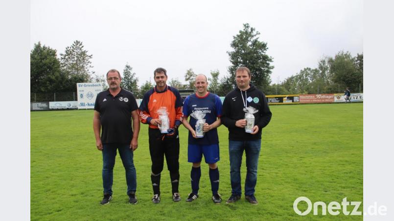 Der SV Griesbach bedankte sich bei langjährigen Spielern für ihre Vereinstreue (von links): Erster Vorsitzender Berthold Riedl, Petr Kotal (400 Spiele), Joachim Bauer (600 Spiele) und Alexander Schneider (300 Spiele).. Bild: SV Griesbach/exb