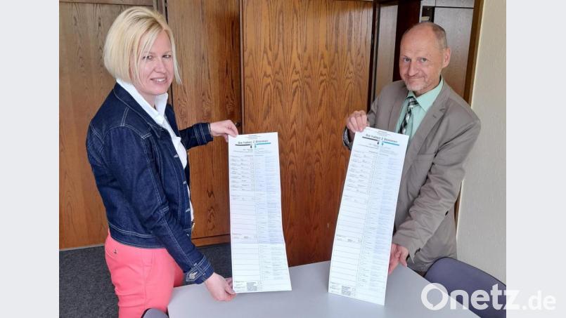 Kreiswahlleiterin Nicole Hammerl und ihr Stellvertreter Reinhold Gailer stellen den Stimmzettel im Wahlkreis 235 Weiden für die Bundestagswahl vor. Bild: Stadt Weiden/Pressestelle