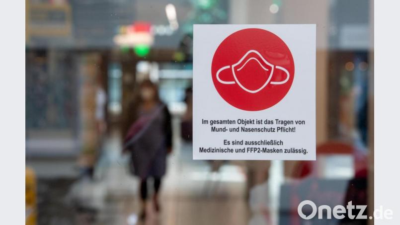 Ein Schild am Eingang zu einer Einkaufspassage weist auf das Tragen von Mund- und Nasenschutz hin. Zukünftig reicht in Bayern eine einfach OP-Maske in Geschäften aus. Symbolbild: Hendrik Schmidt/dpa