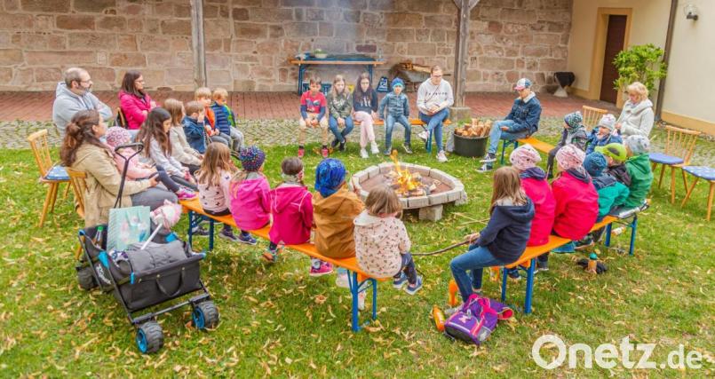 Eltern und Kinder lauschten den Lagerfeuergeschichten im Pfarrhof in Kastl. Bild: Hans Walter/exb