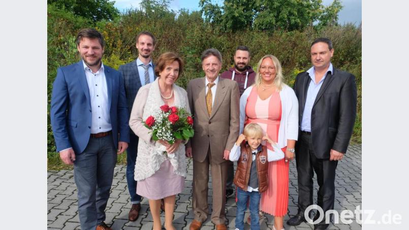 Margret und Konrad Mauderer (Bildmitte) feierten mit ihren drei Söhnen (hinten von links) Kilian, Philipp und Fabian (rechts) mit Ehegattin Kerstin und Sohn Felix die Goldene Hochzeit. Bürgermeister Peter Neumeier (links) überbrachte die Glückwünsche für den Markt Schwarzenfeld. Bild: ohr