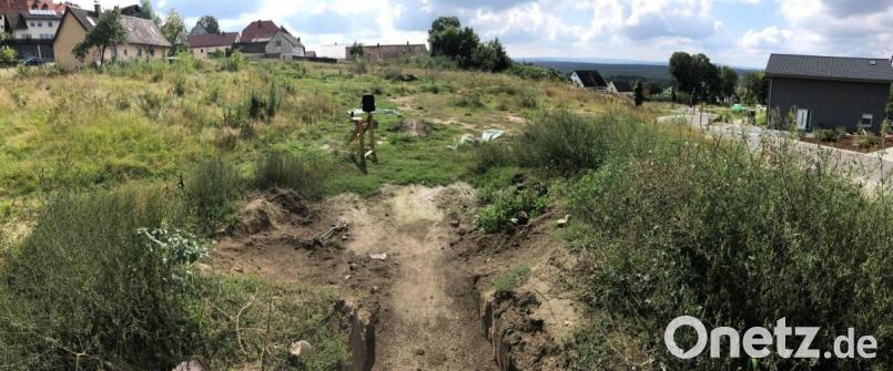 Auf diesem Grundstück Am Viehhof soll das „Senioren-Servicehaus Parkstein“ entstehen. Für das Projekt gibt es aus dem Förderprogramm „PflegeSoNah“ rund 1,3 Millionen Euro Zuschuss. Bild: Gabi Schönberger