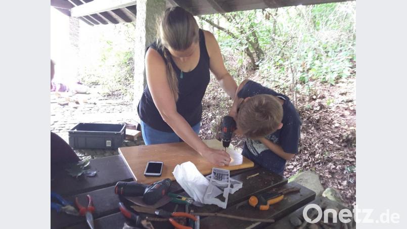 Aus gesammelten Natur-Materialien wurde mit viel Freude und Elan mit Referentin Steffi Zimmet gewerkt. Bild: gi