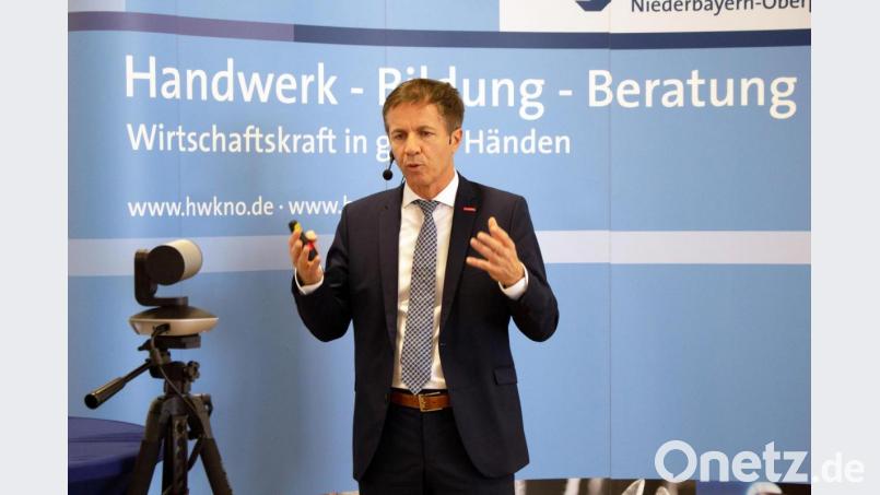 Hans Schmidt, stellvertretender Hauptgeschäftsführer der Handwerkskammer Niederbayern-Oberpfalz, stellte die Ausbildungssituation im ostbayerischen Handwerk vor. Bild: Handwerkskammer