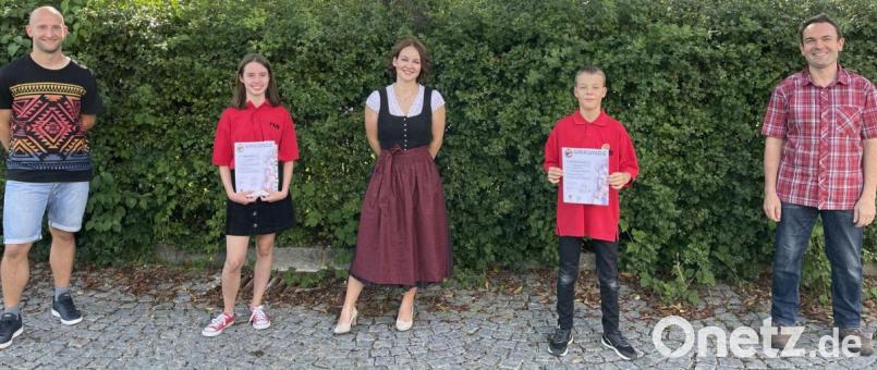 Ehrungen bei der Musikkapelle Ursensollen (von links): Vorsitzender Markus Forster, Annika Höfler, Alina Gradl, Johannes Michl und Ausbilder Stefan Neger. Bild: Johannes Kellermann/exb