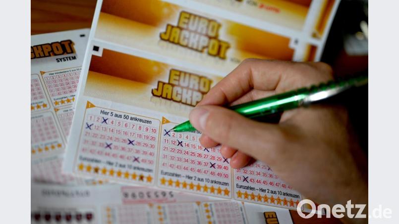 Bei der Lotterie Eurojackpot kann man nun 120 Millionen Euro gewinnen. Symbolbild: Monika Skolimowska/dpa