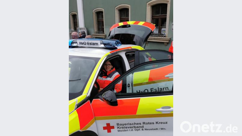 Die HvO-Sprecherin Corinna Völkl durfte als Erste im neuen Auto Probe sitzen. Bild: gz