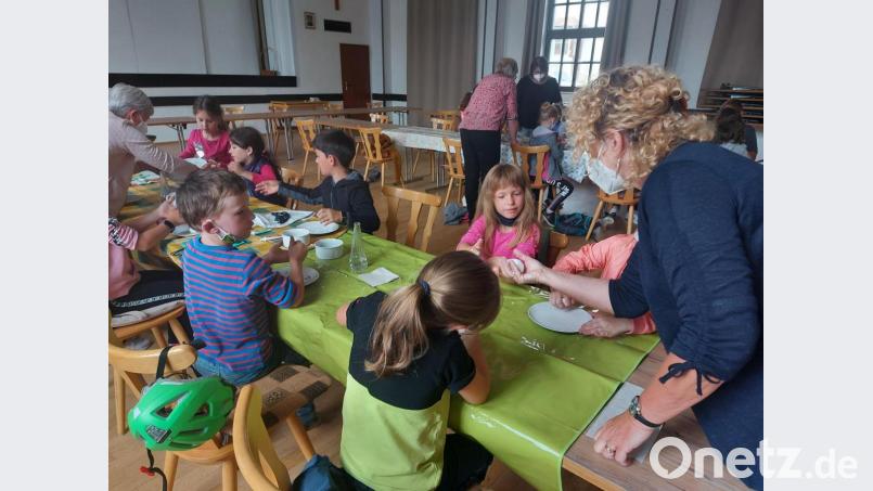 Beim Ferienprogramm des Frauenbundes durften die Kinder Seifen herstellen. Unterstützt wurde die Aktion von Lisa Rieger. Bild: Sophie Köstler/exb