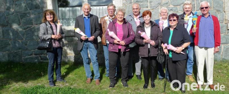 Zur Erinnerung an ihre Einschulung vor 70 Jahren trafen sich (hinten, von links) Birgit Nowak, Karl-Heinz Glaser, Alois Eckert, Anton Krockauer, Armin Kellner, Ernst Kral und Emil Schmelzer sowie (vorne, von links) Herta Kastl, Ingrid Buchheim und Helma Wollbrand. Bild: gis