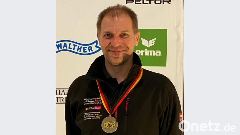 Ferdinand Stipberger mit der Bronzemedaille in der Disziplin Luftgewehr. Bild: slh