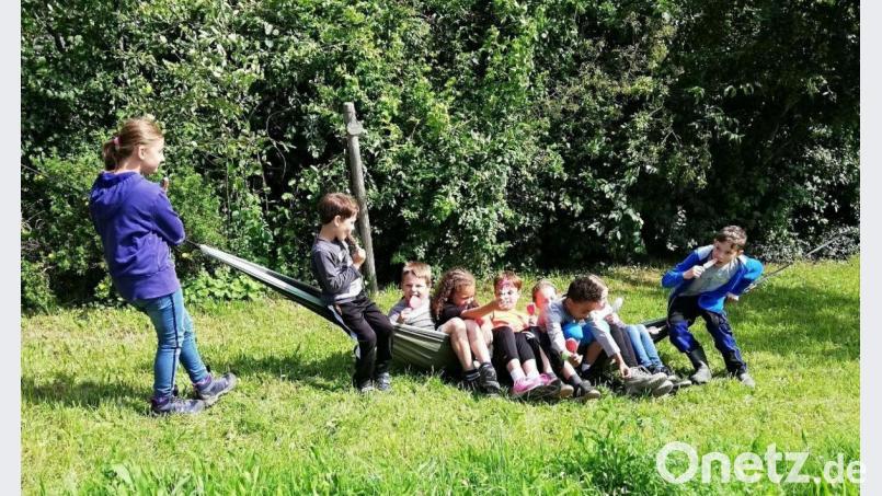 Die Hängematte im OGV-Garten wurde von den Kindern schnell entdeckt und belagert. Bild: rpp