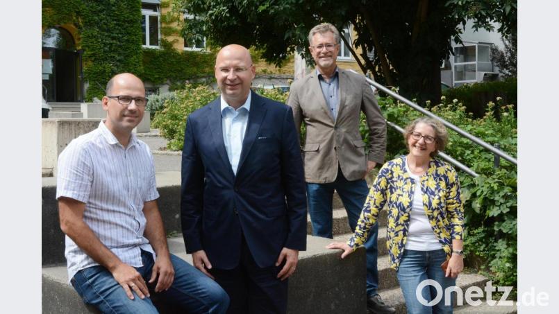 Thomas Kreuzer als Stellvertreter und Dr. Ulrich Winter als Chef (von links) sind das neue Team an der Spitze des Augustinus-Gymnasiums. Sie lösen Helmut Matejka und Edith Lippe ab, die beide in den Ruhestand gehen. Bild: Schönberger