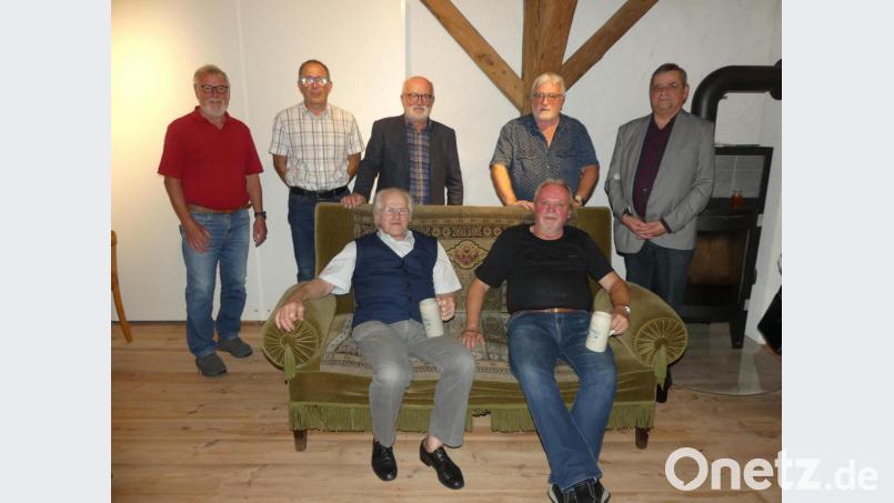 Zum Ehrenbeirat ernennt Karlheinz Keck (vorne, von links) Max Habith und Alfred Albersdörfer. Dieter Kies (rechts) zeigt sich dankbar, dass es mit (von links) Josef Prunhuber, Alfons Müller, Karlheinz Keck und Matthias Haberberger noch Menschen gibt, &quot;die mit ihrem Ehrenamt das Leben auf dem Land attraktiv und lebenswert gestalten&quot;. Bild: rn