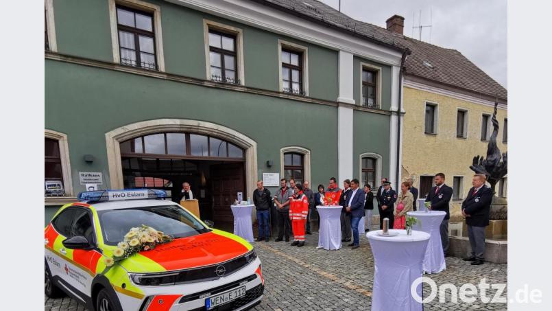 Pfarrer Erwin Bauer segnet im Beisein zahlreicher Ehrengäste das neue Einsatzfahrzeug der Helfer vor Ort. Bild: gz